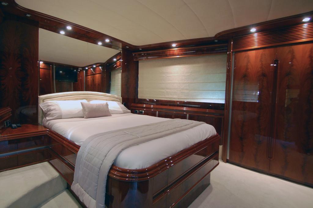 Motor Yacht Dandy 3* Barcelone
